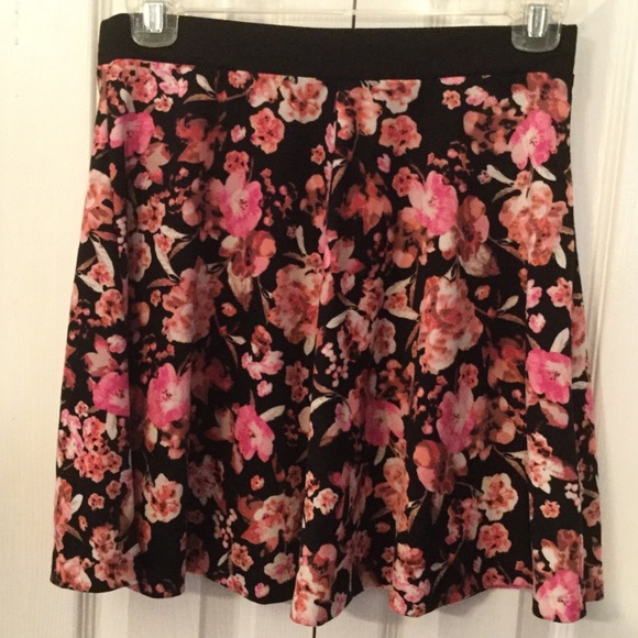 H&M Black Skater Skirt With Pink Roses - Picture 3 of 4